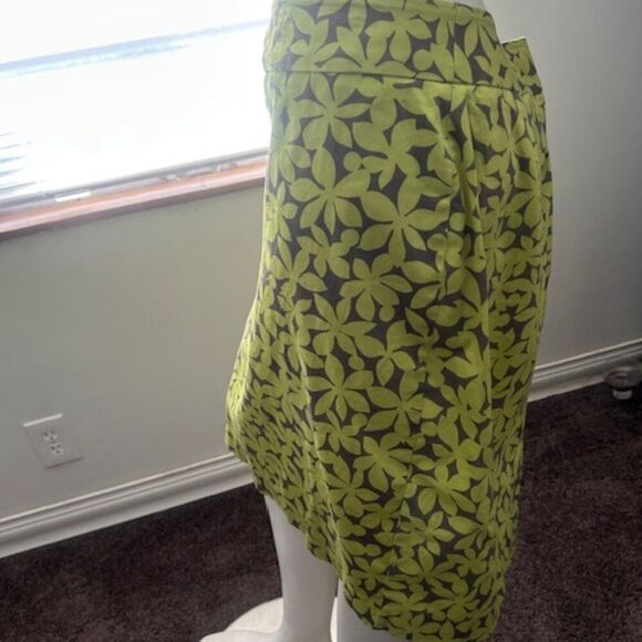 Lane Bryant Green/Taupe Floral back zip and split pencil skirt, size 20 - Picture 2 of 4